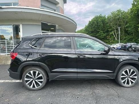 Used 2022 Volkswagen Taos SE w/ Panoramic Sunroof Package FWD image 4