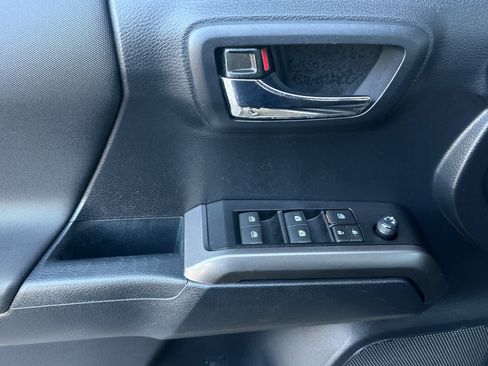 Used 2019 Toyota Tacoma TRD Sport AWD/4WD image 12