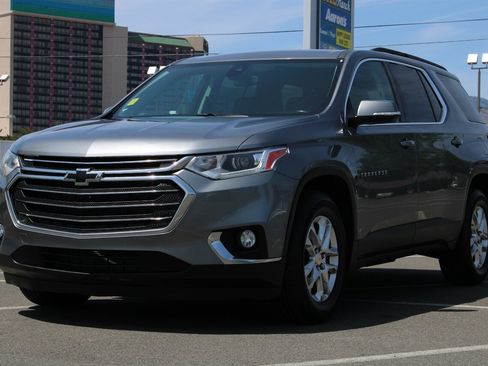 Used 2020 Chevrolet Traverse LT w/ Driver Confidence II Package AWD/4WD image 3