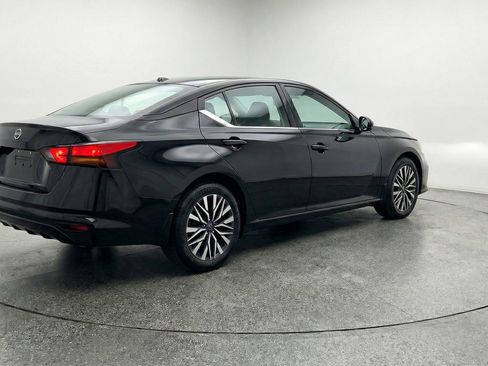 Used 2025 Nissan Altima 2.5 SV image 9