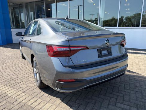Used 2024 Volkswagen Jetta SE FWD image 3