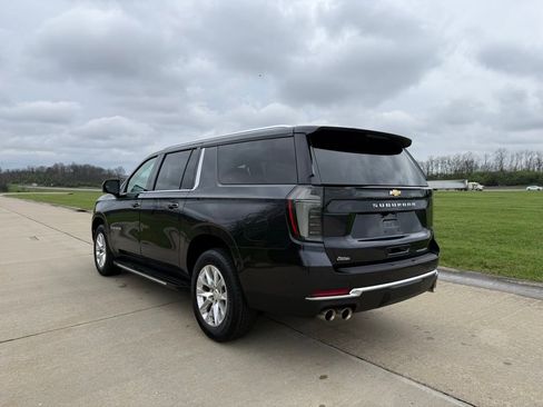 Used 2025 Chevrolet Suburban Premier RWD image 9