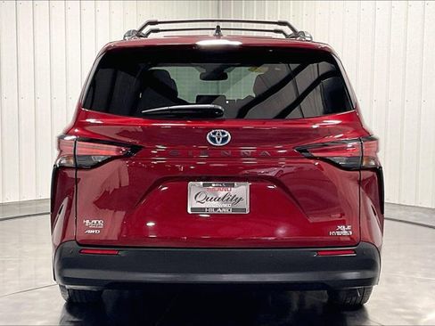 Used 2022 Toyota Sienna XLE w/ XLE Plus Package AWD/4WD image 4