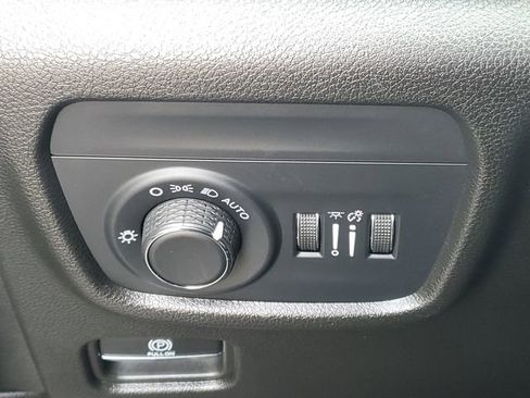 Used 2023 Jeep Grand Cherokee Laredo image 23