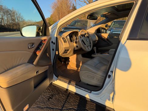 Used 2010 Nissan Murano LE w/ Navigation Pkg image 10