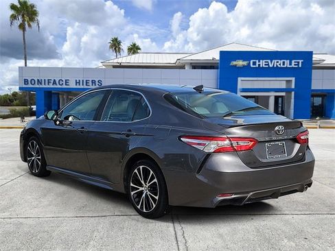 Used 2020 Toyota Camry SE image 3