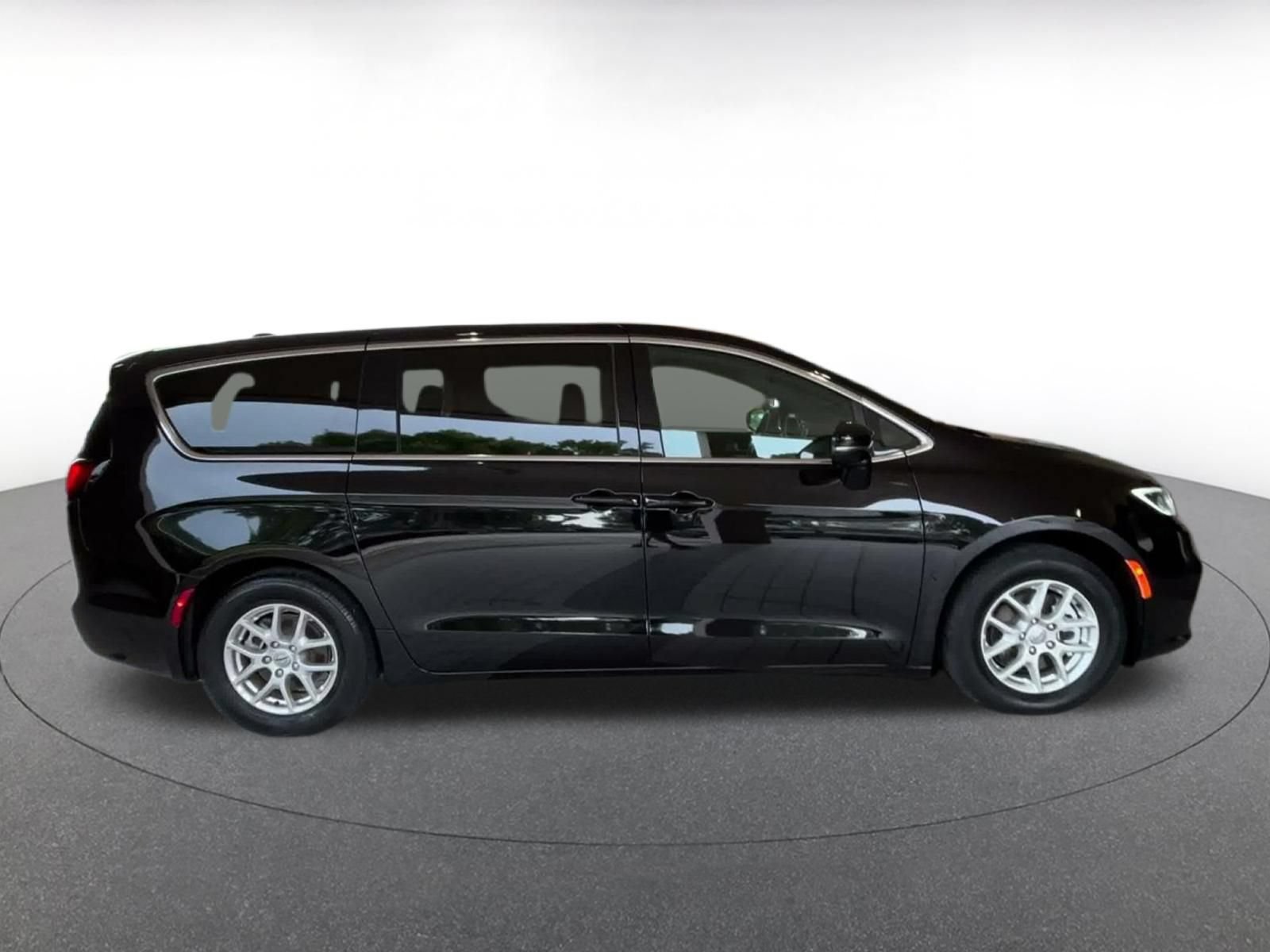 Used 2025 Chrysler Pacifica Select FWD image 15