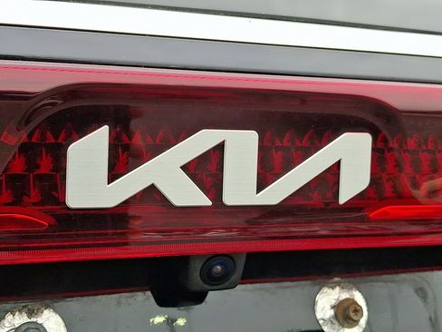 Used 2024 Kia Carnival LX FWD image 31