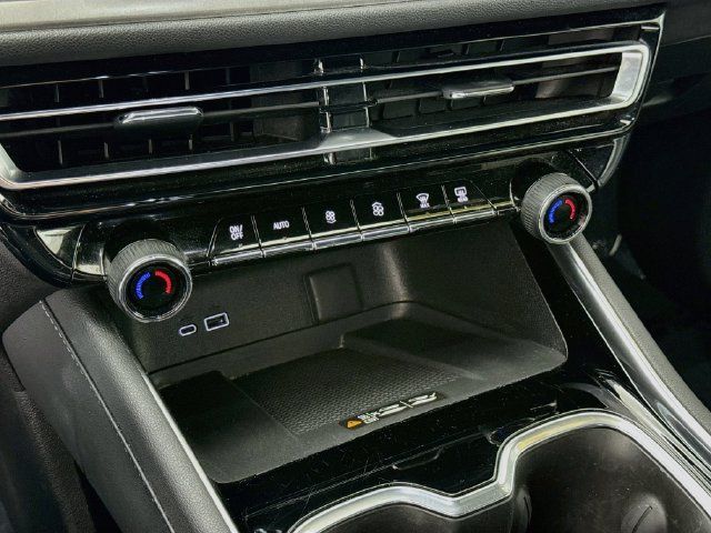 Used 2024 Chevrolet Traverse LT AWD/4WD image 16