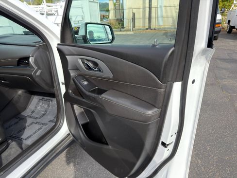 Used 2023 Chevrolet Traverse LT image 8