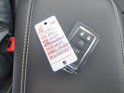 New 2025 Jeep Grand Cherokee Limited w/ Luxury Tech Group II image 32