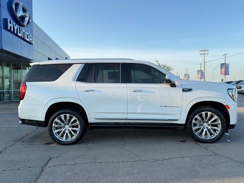 Used 2021 GMC Yukon Denali w/ Denali Premium Package image 9