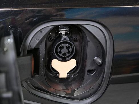 Used 2022 Chevrolet Bolt EUV LT w/ Comfort Package image 13