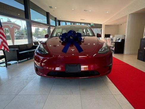 Used 2024 Tesla Model Y Long Range AWD/4WD image 2
