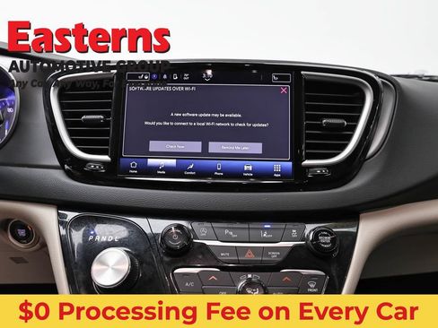 Used 2023 Chrysler Pacifica Touring-L FWD image 12
