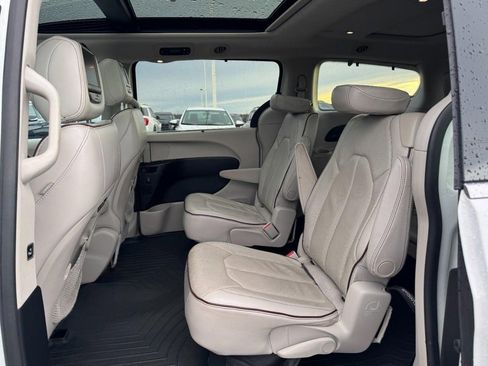 Used 2017 Chrysler Pacifica Limited image 10