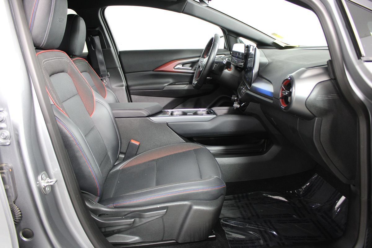 Used 2024 Chevrolet Equinox EV RS FWD image 17
