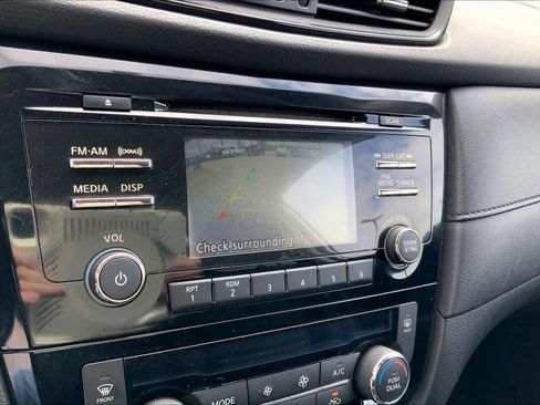 Used 2017 Nissan Rogue SV image 28