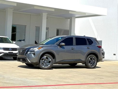 Used 2024 Nissan Rogue SV FWD image 1