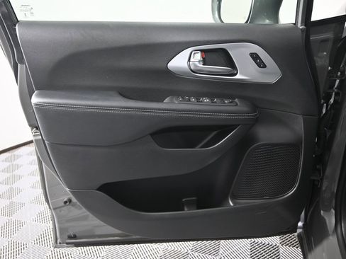 Used 2022 Chrysler Pacifica Touring-L w/ S Appearance Package image 20