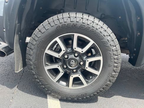 Used 2019 Toyota Tundra Limited w/ Limited Premium Package AWD/4WD image 11