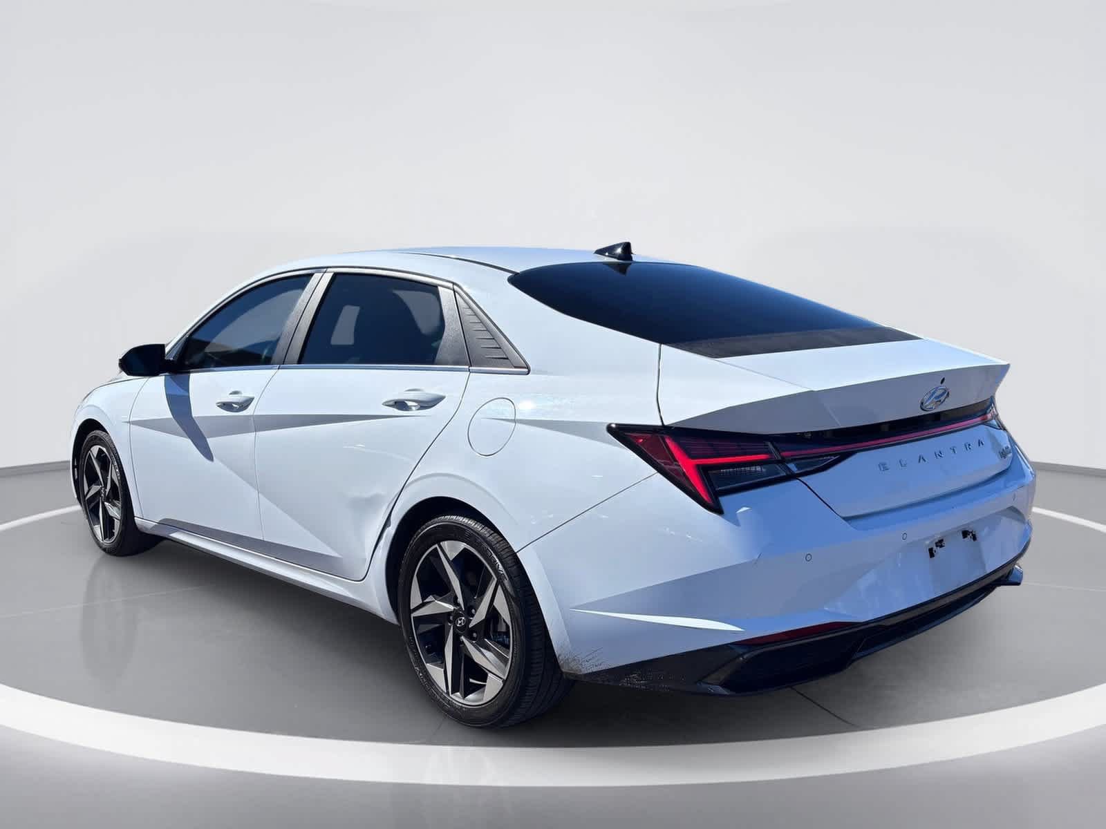 Used 2022 Hyundai Elantra Limited FWD image 4