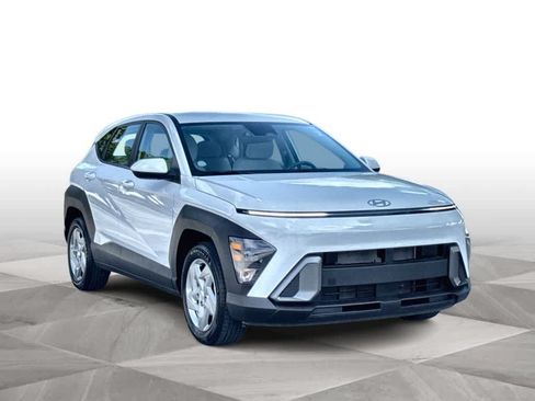 Used 2024 Hyundai Kona SE FWD image 2
