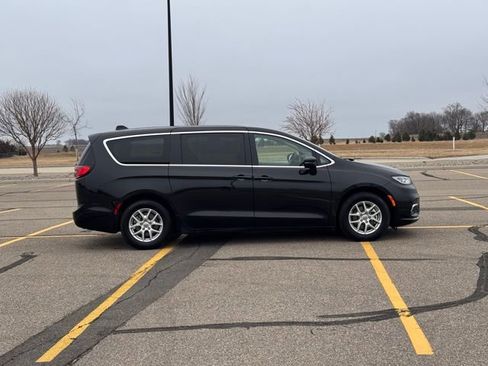 Used 2023 Chrysler Pacifica Touring-L image 2