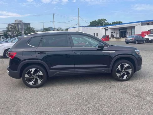 Used 2024 Volkswagen Taos SE AWD/4WD image 5
