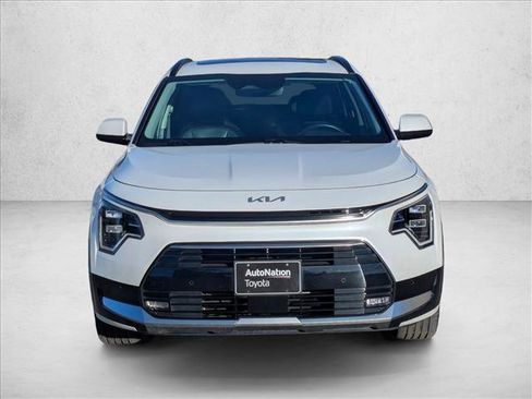 Used 2023 Kia Niro SX Touring image 2