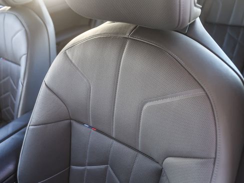 Used 2024 BMW 760i xDrive w/ Premium Package 2 image 21