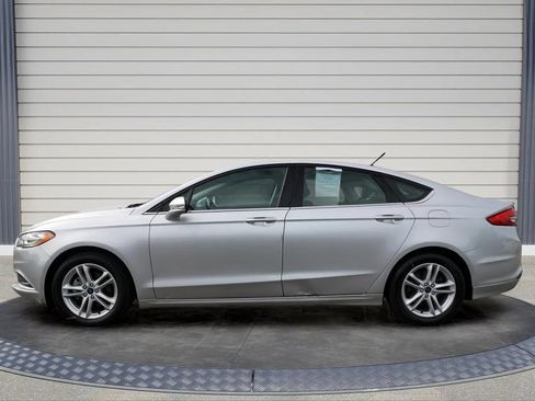 Used 2018 Ford Fusion SE FWD image 4