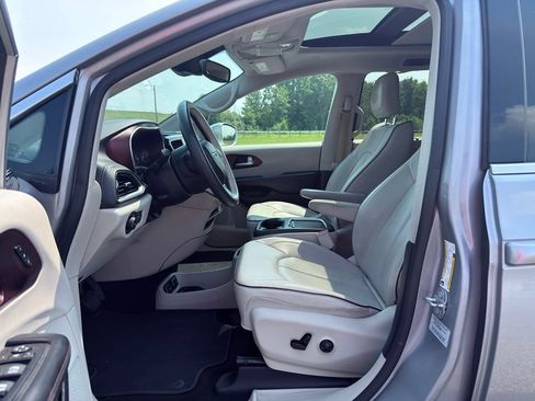 Used 2017 Chrysler Pacifica Limited w/ Advanced Safetytec Group FWD image 2