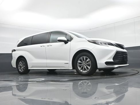 Used 2021 Toyota Sienna LE image 60
