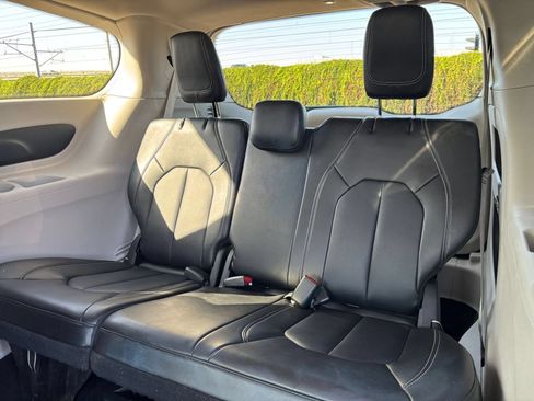 Used 2024 Chrysler Pacifica Touring-L FWD image 26