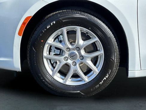 Used 2024 Chrysler Pacifica Touring-L FWD image 33