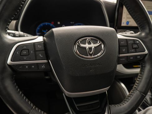 Used 2023 Toyota Highlander Limited FWD image 33