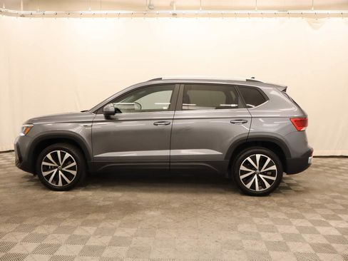 Used 2022 Volkswagen Taos SE FWD image 2