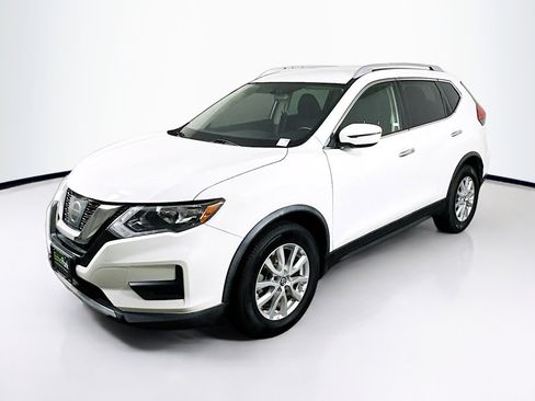 Used 2017 Nissan Rogue SV image 3