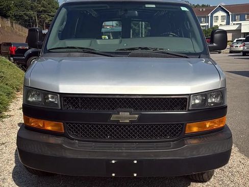 Used 2018 Chevrolet Express 3500 Extended w/ Driver Convenience Package RWD image 4