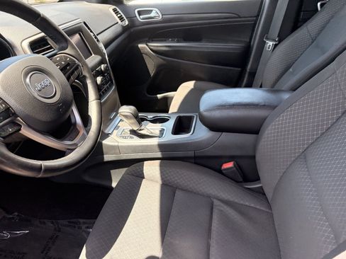 Used 2019 Jeep Grand Cherokee Laredo RWD image 17