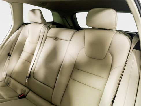 Used 2026 Volvo V60 B5 Cross Country Plus w/ Protection Package Premier image 27