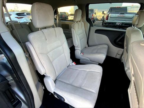 Used 2019 Dodge Grand Caravan SE w/ UConnect Hands-Free Group image 15