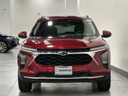 Used 2025 Chevrolet Trax LT w/ LT Convenience Package FWD image 9