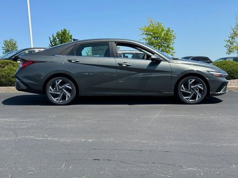 Used 2025 Hyundai Elantra Limited image 2