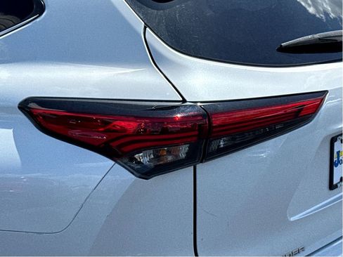 Used 2022 Toyota Highlander XLE AWD/4WD image 6