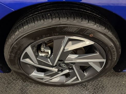 Certified 2025 Hyundai Elantra Sport image 18