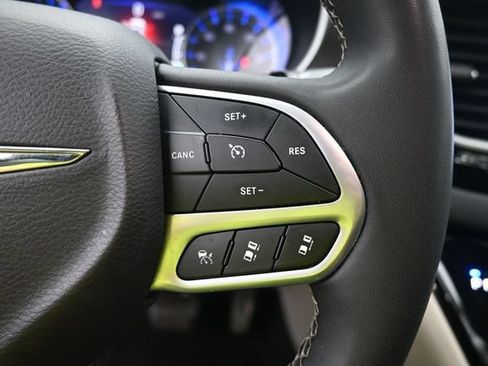 Used 2024 Chrysler Pacifica Touring-L FWD image 18