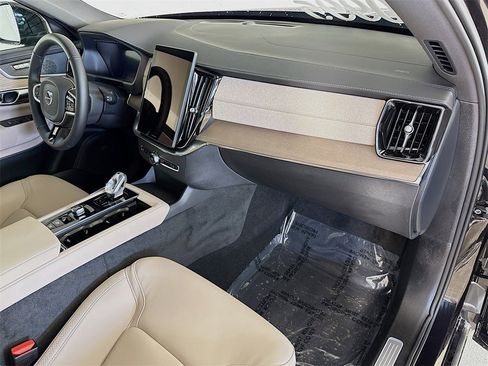 Certified 2025 Volvo XC90 B5 Core w/ Protection Package Premier image 31