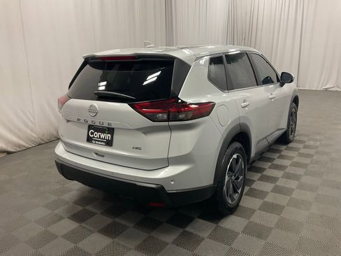 Used 2025 Nissan Rogue SV image 2